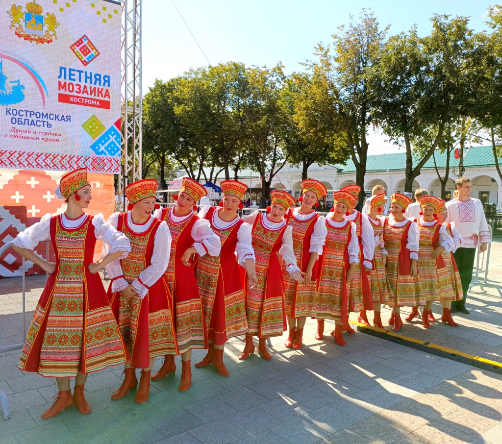 Русские узоры у сцены.jpg Русские узоры у сцены.jpg