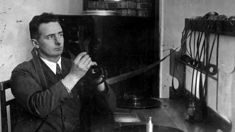 Режиссер и сценарист Дзига Вертов за монтажным столом. 1925–1930 годы. Музей кино, Москва.jpg